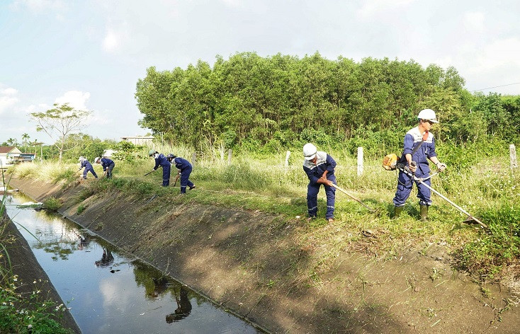 Công nhân thủy nông Công ty TNHH Thủy lợi Phủ Quỳ đội nắng cắt cỏ, dọn kênh mương những ngày nắng nóng. Công nhân thủy nông Công ty TNHH Thủy lợi Phủ Quỳ đội nắng cắt cỏ, dọn kênh mương những ngày nắng nóng.