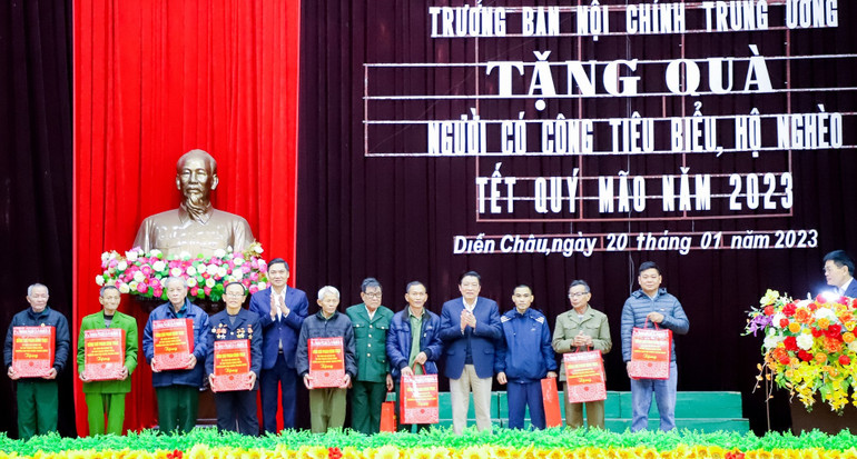 Đồng chí Phan Đình Trạc, Trưởng Ban Nội chính Trung ương và đồng chí Hoàng Nghĩa Hiếu, Phó Bí thư Tỉnh ủy Nghệ An trao tặng quà Tết cho 10 hộ có công tiêu biểu trên địa bàn huyện Diễn Châu.
