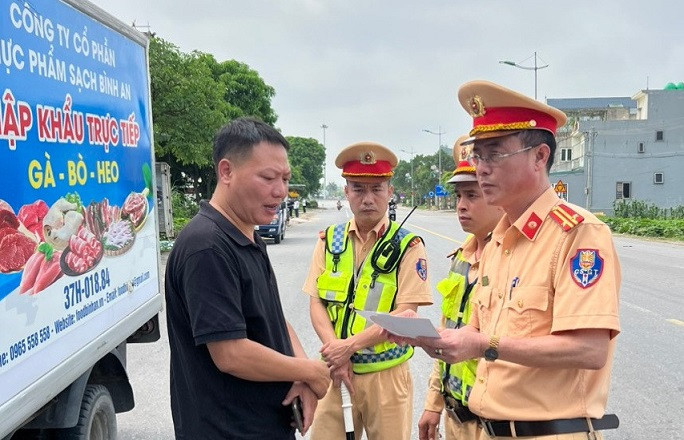 Kiểm tra an toàn giao thông.