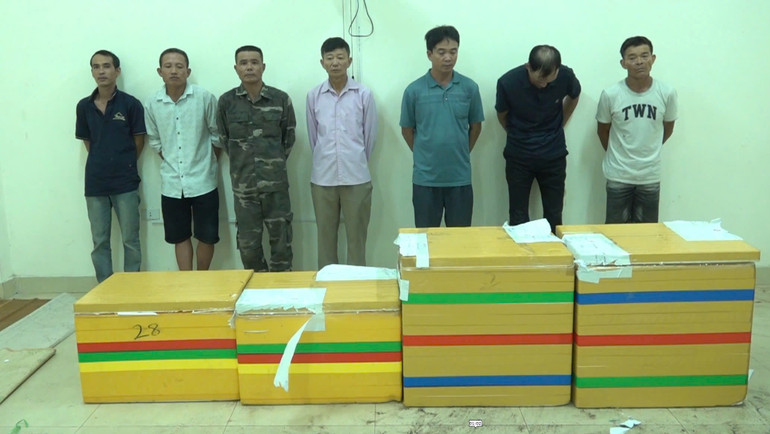 Các đối tượng bị bắt giữ cùng pháo lậu được ngụy trang trong các thùng xốp để vận chuyển. Các đối tượng bị bắt giữ cùng pháo lậu được ngụy trang trong các thùng xốp để vận chuyển.