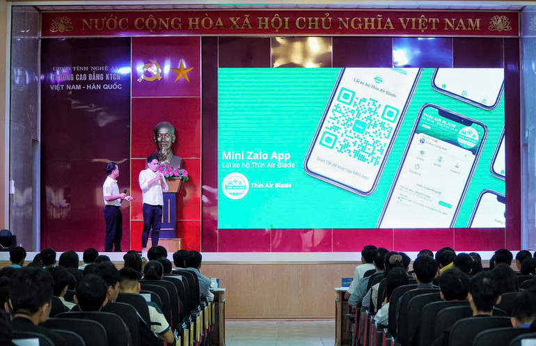 Các tác giả, nhóm tác giả thuyết trình về dự án.