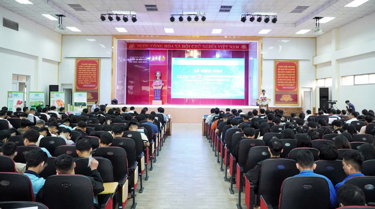 Toàn cảnh buổi lễ.