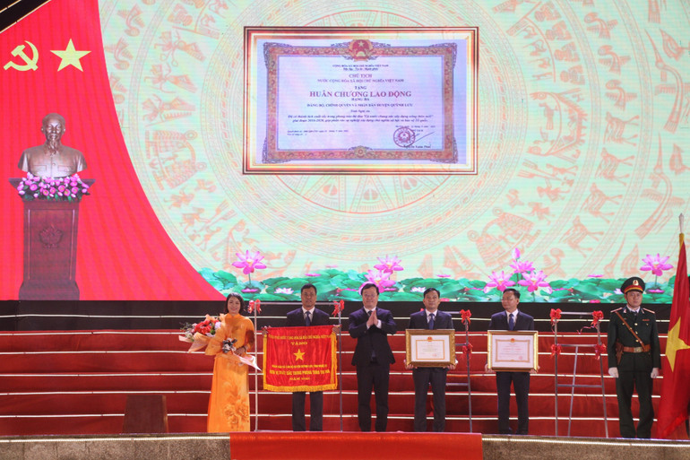 Đón nhận Huân chương Lao động Hạng 3 và Cờ thi đua. Đón nhận Huân chương Lao động Hạng 3 và Cờ thi đua.