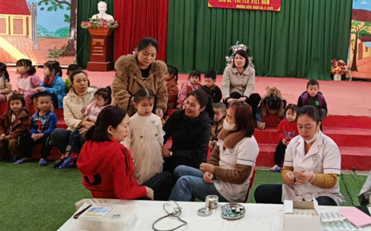 Tổ chức tiêm vaccine sởi cho các cháu học sinh trường mần non thị trấn Mường Xén, huyện Kỳ Sơn.