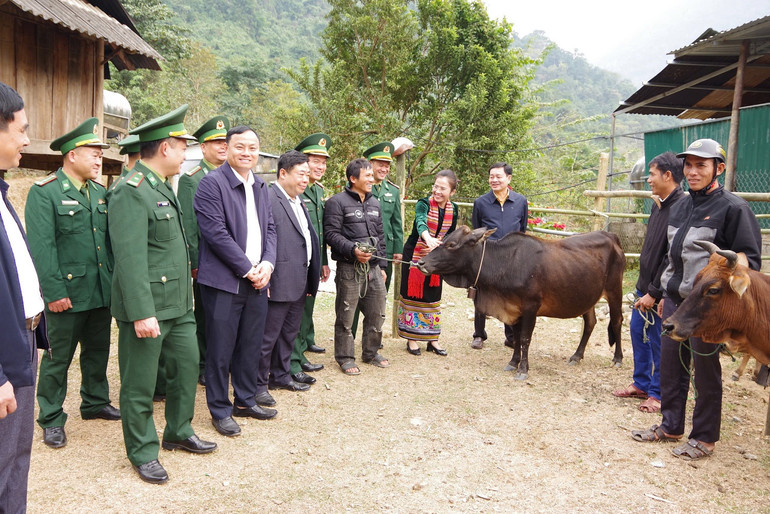 Tặng bò sinh kế cho gia đình anh Lo Văn Canh.