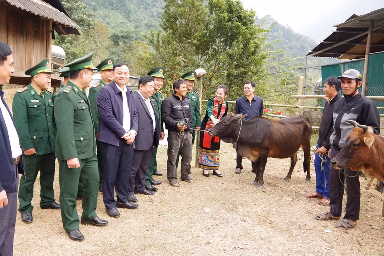 Tặng bò sinh kế cho gia đình anh Lo Văn Canh.