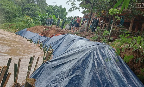 Sáng 6/8, điểm sạt lở ở bản Yên Hòa (Mỹ Lý) đã cơ bản được gia cố xong.