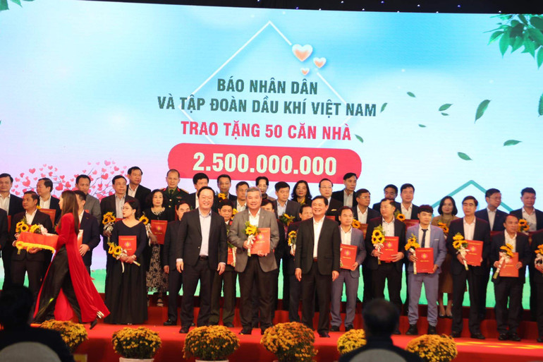 Báo Nhân Dân và Tập đoàn Dầu khí Việt Nam ủng hộ 2,5 tỷ đồng, ủng hộ xây dựng 50 căn nhà.