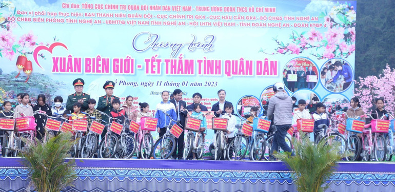 Tặng xe đạp cho học sinh nghèo, vượt khó học giỏi.