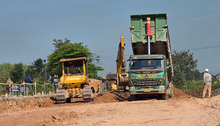 Tập trung máy móc đẩy nhanh tiến độ thi công.