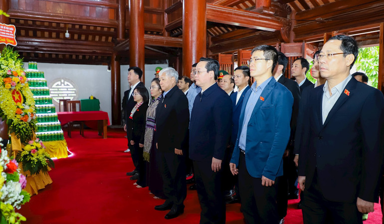 Đồng chí Đỗ Văn Chiến và đoàn công tác dâng hoa, thắp hương tưởng niệm các anh hùng, liệt sĩ tại Nghĩa trang liệt sĩ Quốc tế Việt-Lào. Đồng chí Đỗ Văn Chiến và đoàn công tác dâng hoa, thắp hương tưởng niệm các anh hùng, liệt sĩ tại Nghĩa trang liệt sĩ Quốc tế Việt-Lào.