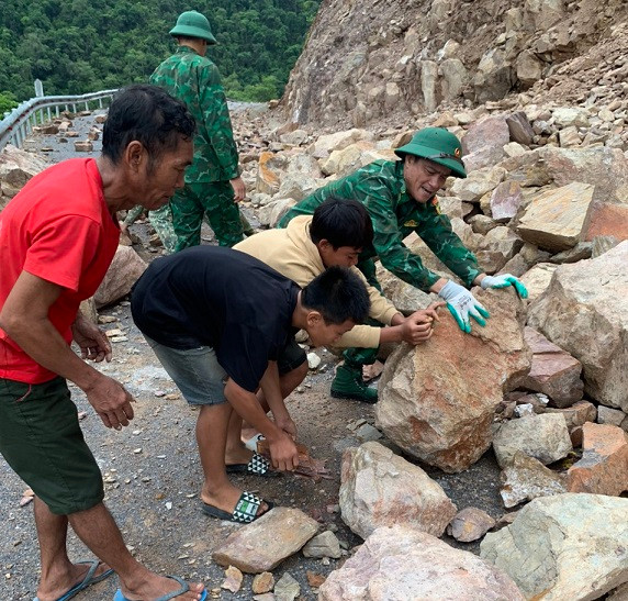 Khắc phục điểm sạt lở vào Mường Típ, Mường Ải.