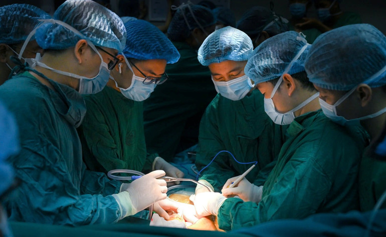 Ghép tạng từ người hiến chết não ở Bệnh viện Hữu nghị đa khoa Nghệ An. (Ảnh Thành Cường)