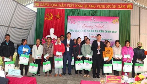 Lãnh đạo Công đoàn Ngân hàng Chính sách xã hội và huyện Quỳ Châu trao tặng quà cho các gia đình chính sách, hộ nghèo tại xã Châu Thắng.