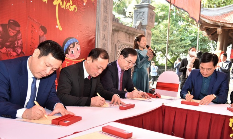 Các đại biểu thực hiện nghi thức khai bút đầu xuân. (Ảnh: Minh Quân)