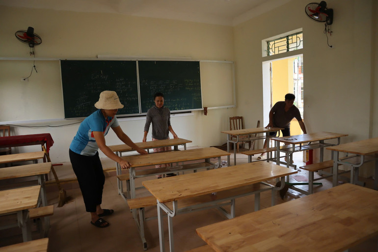 Các trường tổ chức vệ sinh trường lớp, kê lại bàn học, sẵn sàng cho ngày tựu trường.