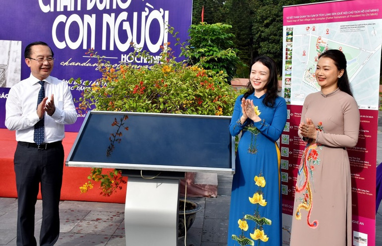 Lãnh đạo Sở Văn hóa và Thể thao Thành phố Hồ Chí Minh trao tặng thiết bị thuyết minh tự động cho Ban Quản lý Quảng trường Hồ Chí Minh. (Ảnh: Công Kiên) Lãnh đạo Sở Văn hóa và Thể thao Thành phố Hồ Chí Minh trao tặng thiết bị thuyết minh tự động cho Ban Quản lý Quảng trường Hồ Chí Minh. (Ảnh: Công Kiên)