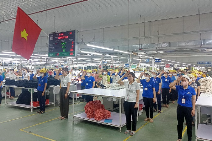 Đầu tuần, trước khi đi vào sản xuất, các công ty tổ chức cho công nhân-người lao động chào cờ, hát Quốc ca. Đầu tuần, trước khi đi vào sản xuất, các công ty tổ chức cho công nhân-người lao động chào cờ, hát Quốc ca.