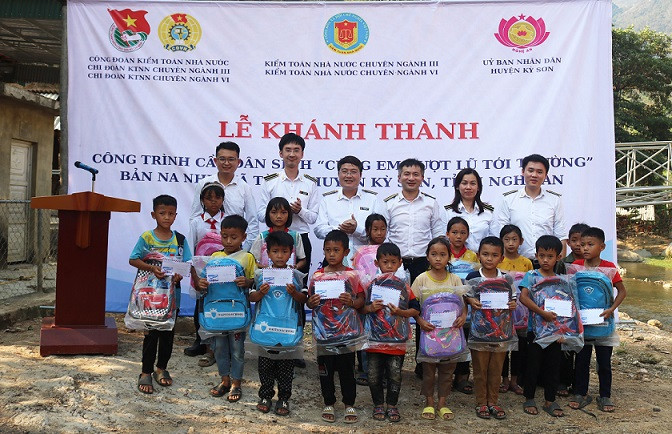 Trao quà cho học sinh nghèo vượt khó ở Tà Cạ.