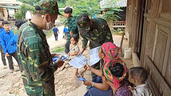 Tuyên truyền bà con phòng chống tảo hôn, hôn nhân cận huyết thống. Tuyên truyền bà con phòng chống tảo hôn, hôn nhân cận huyết thống.
