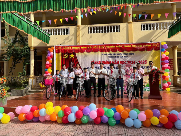 Tặng xe đạp cho học sinh nghèo vượt khó ở Trường THCS Tam Đình.