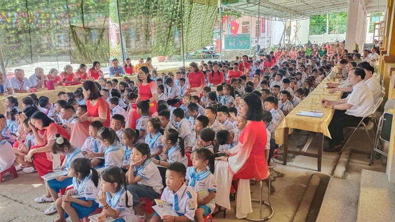 Khai giảng năm học mới ở Trường tiểu học Yên Thắng, huyện Tương Dương.