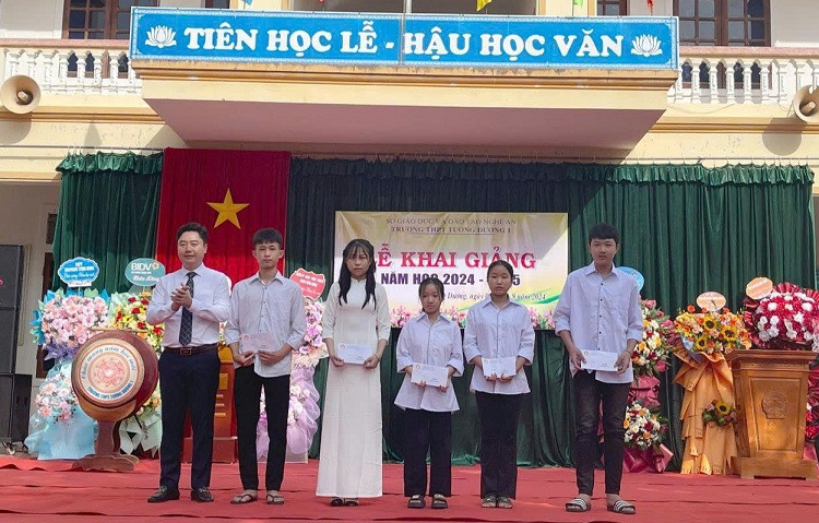 Tặng quà cho học sinh nghèo Trường THPT Tương Dương 1.