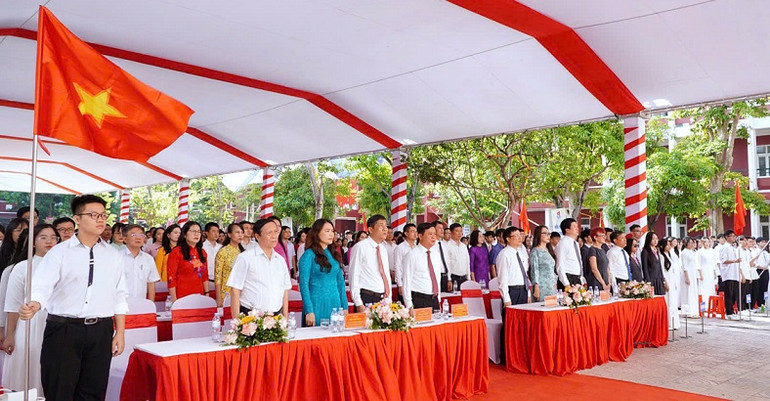 Lãnh đạo tỉnh Nghệ An và Sở Giáo dục và Đào tạo dự lễ khai giảng năm học mới tại Trường THPT Huỳnh Thúc Kháng.