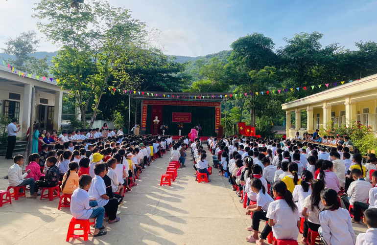 Học sinh Trường tiểu học Nhôn Mai, huyện 30a Tương Dương khai giảng năm học mới.