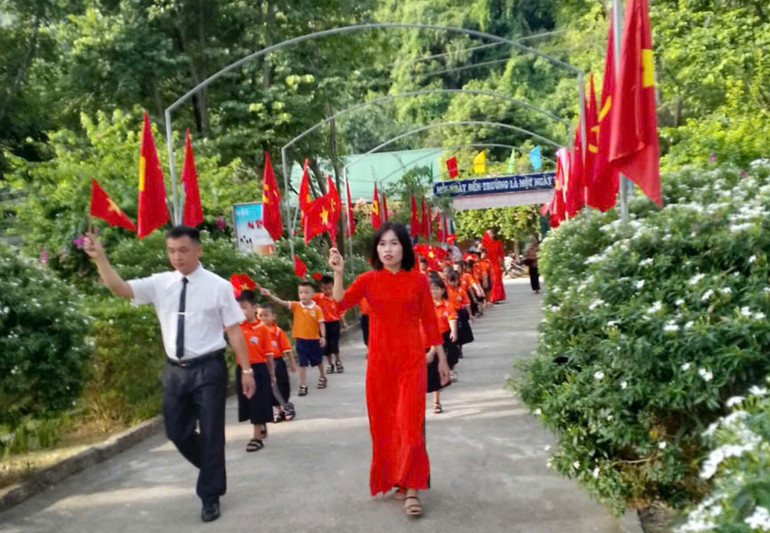 Khai giảng năm học mới ở Trường tiểu học Yên Na, huyện Tương Dương.