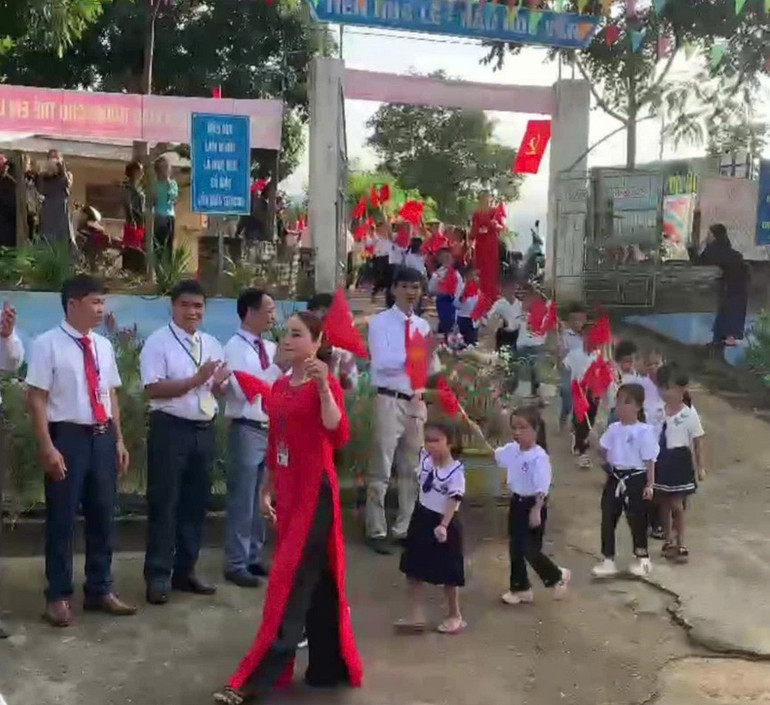 Niềm vui vào lớp 1 của học sinh vùng cao Nghệ An.