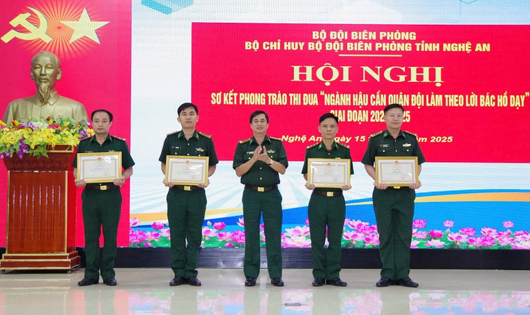 Tặng bằng khen của Bộ tư lệnh Bộ đội Biên phòng cho các tập thể, cá nhân có thành tích tiêu biểu trong thực hiện phong trào thi đua “Ngành Hậu cần Quân đội làm theo lời Bác Hồ dạy”.