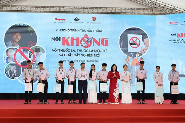 Trao học bổng cho các em học sinh có hoàn cảnh khó khăn vươn lên học tốt tại Trường THPT Nguyễn Duy Trinh (huyện Nghi Lộc).