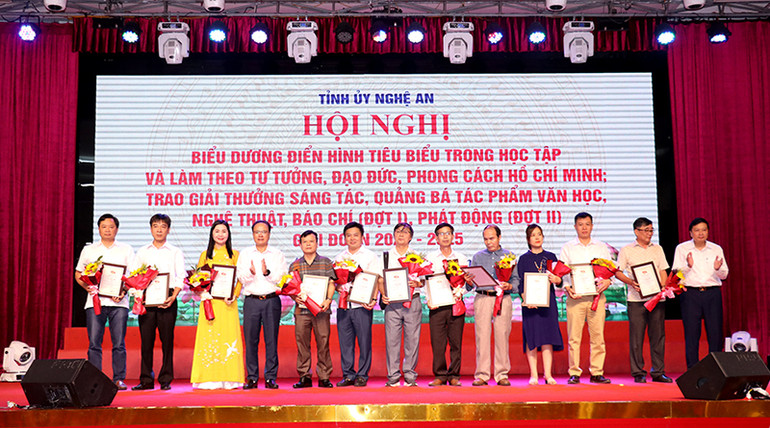 Trao giải Nhì cho các tác giả và nhóm tác giả.