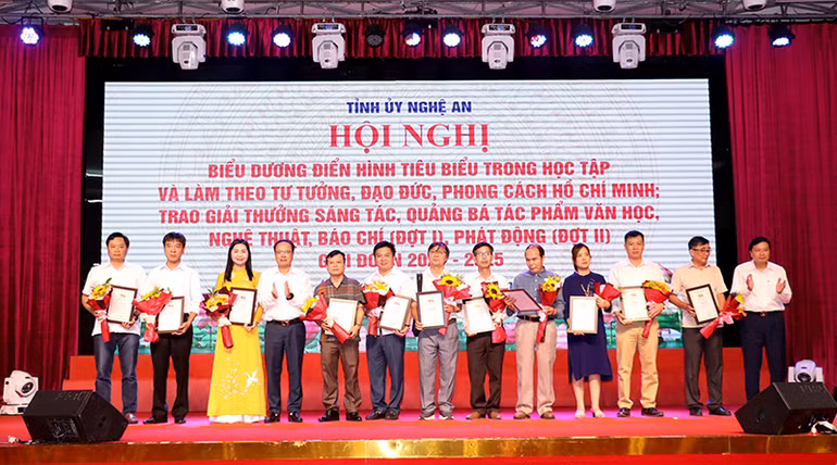 Trao giải Nhì cho các tác giả và nhóm tác giả.