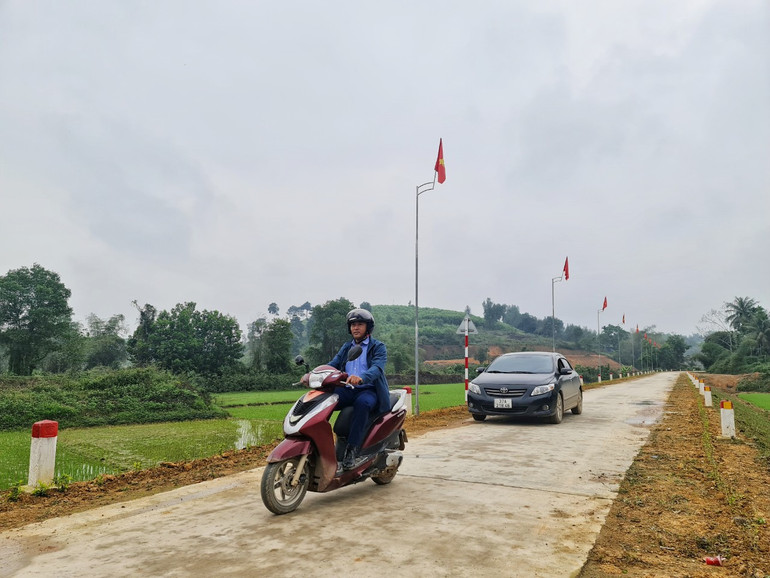 Những tuyến đường bê-tông mới làm khang trang ở Cao Sơn.