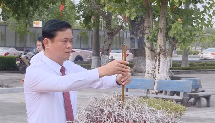 Thắp hương tri ân các anh hùng liệt sĩ đã hy sinh trong phong trào Xô viết Nghệ Tĩnh (1930-1931). Thắp hương tri ân các anh hùng liệt sĩ đã hy sinh trong phong trào Xô viết Nghệ Tĩnh (1930-1931).