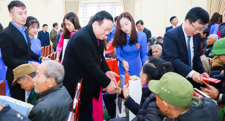 Chủ tịch Quốc hội Vương Đình Huệ thăm hỏi, tặng quà cho các gia đình có hoàn cảnh khó khăn của huyện Nam Đàn.