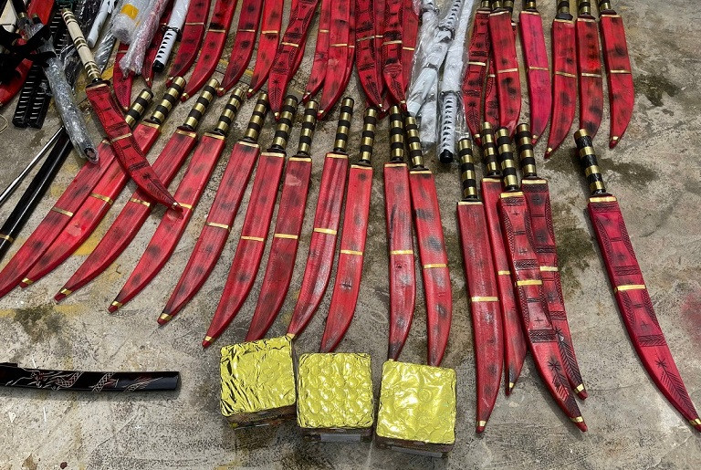 Dao, kiếm cùng ba hộp pháo tang vật.