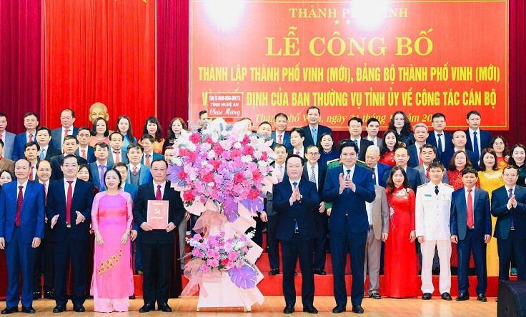 Tặng hoa chúc mừng Đảng bộ và nhân dân thành phố Vinh.