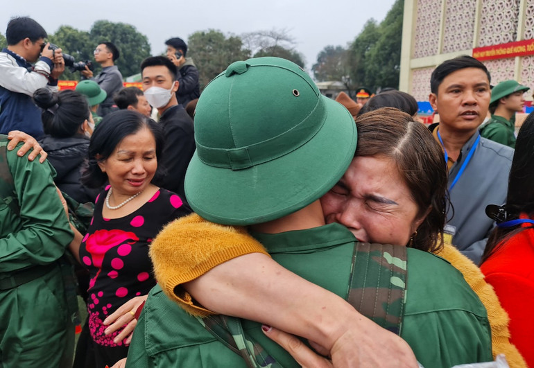 Bịn rịn trước lúc tạm biệt gia đình, người thân lên đường nhập ngũ.