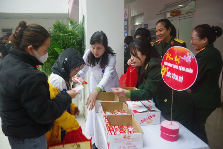 Xuân ấm áp, Tết nghĩa tình ở Bệnh viện Quân y 4 ảnh 1