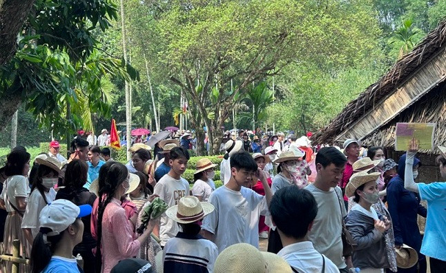 Nhiều cháu học sinh cùng với gia đình về thăm quê Bác.