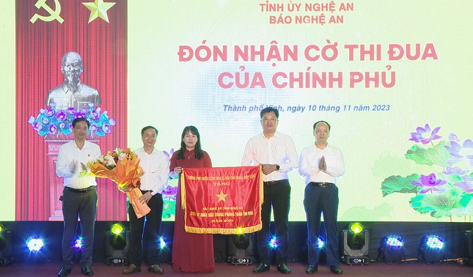 Thừa ủy quyền, Phó Chủ tịch Ủy ban nhân dân tỉnh Nghệ An Bùi Thanh An, trao Cờ thi đua của Chính phủ cho Báo Nghệ An. (Ảnh: Thành Cường)