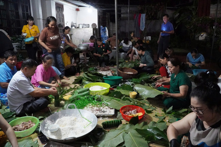 Mỗi người một tay, không ai bảo ai, hơn 1.500 chiếc bánh được hoàn thành trong đêm.