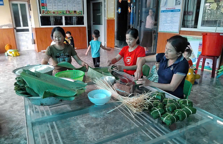 Giáo viên cùng phụ huynh Trường mầm non Nam Thanh tập trung gói bánh chưng.