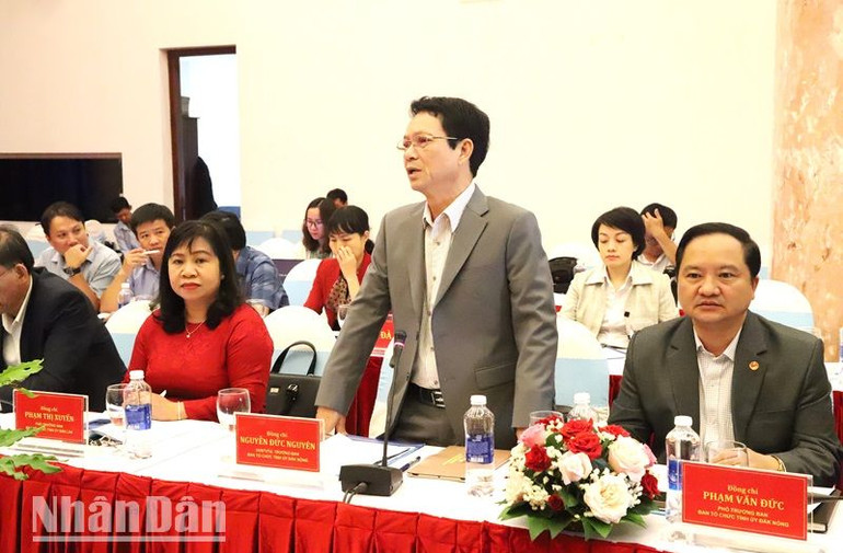 Các đại biểu thảo luận tại hội nghị.