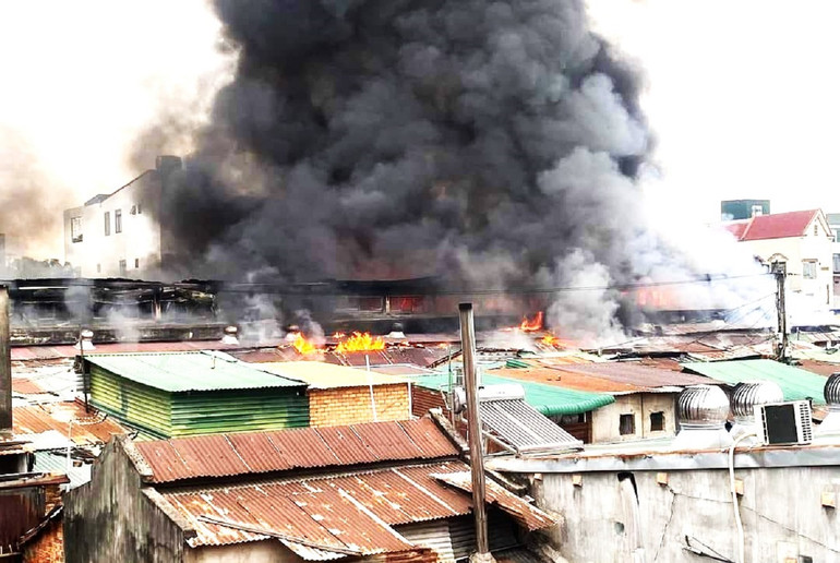 Trước đó, lửa và khói bao trùm khu nhà lồng chợ trung tâm huyện Ea Súp.