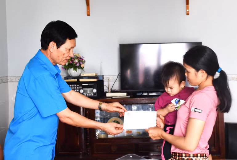 Chủ tịch Liên đoàn lao động tỉnh Đắk Lắk Nguyễn Công Bảo thăm hỏi, động viên và tặng quà cho gia đình đoàn viên bị tai nạn lao động tử vong tại xã Ea Drơng, huyện Cư M’gar.