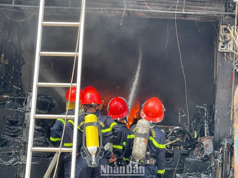 Cán bộ, chiến sĩ Cảnh sát phòng cháy, chữa cháy và cứu nạn, cứu hộ, Công an tỉnh Đắk Lắk nỗ lực chữa cháy.